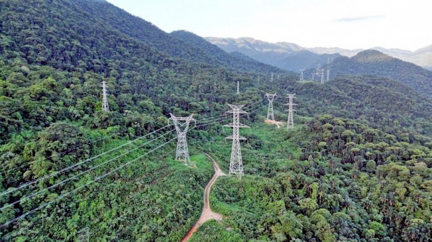 Com o acesso extremamente complexo ao traçado, a empresa utilizou estratégias inovadoras, como o uso intensivo de helicópteros