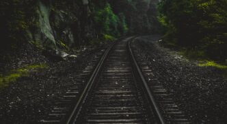 O traçado da ferrovia passa dentro de área militar do Exército no município de Rondonópolis