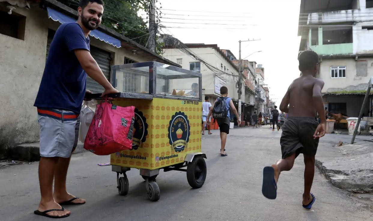 O percentual de pessoas em situação de pobreza caiu de 36,7% em 2021 para 31,6% em 2022, enquanto a proporção de pessoas em extrema pobreza caiu de 9% para 5,9%, neste período