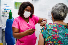 A aplicação da dose de reforço da vacina bivalente contra Covid-19 para pessoas acima de 60