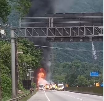 Equipes de segurança da Ecovias, concessionária que administra o SAI, já chegaram ao local do incêndio para analisar os riscos e a possível liberação da pista.