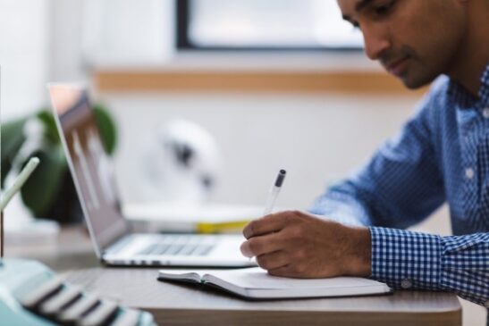 Após efetuar a inscrição online, o aluno recebe um link e as orientações necessárias para acessar a plataforma de ensino da ESAMC