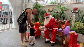 Papai Noel estaciona o seu trenó em clínica na Ponta da Praia, em Santos, no proximo sábado (23)
