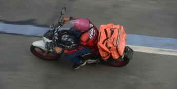 Entregadores de app correm mais riscos na chuva
