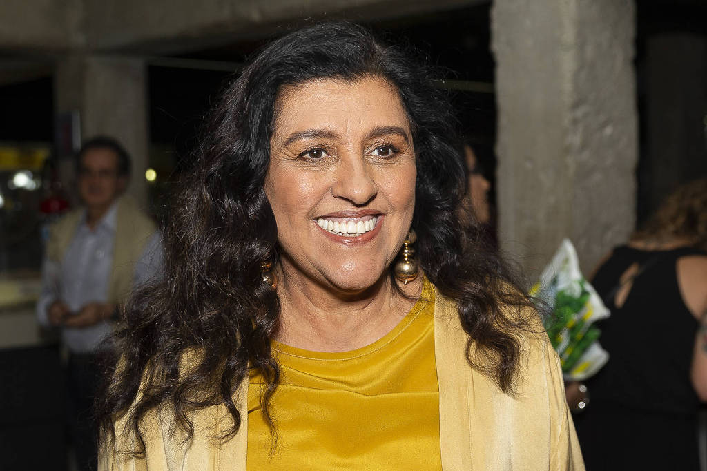 A atriz contou que sofreu lesão química na córnea causada por uma cola de cílios postiços, que obstruiu as glândulas oculares