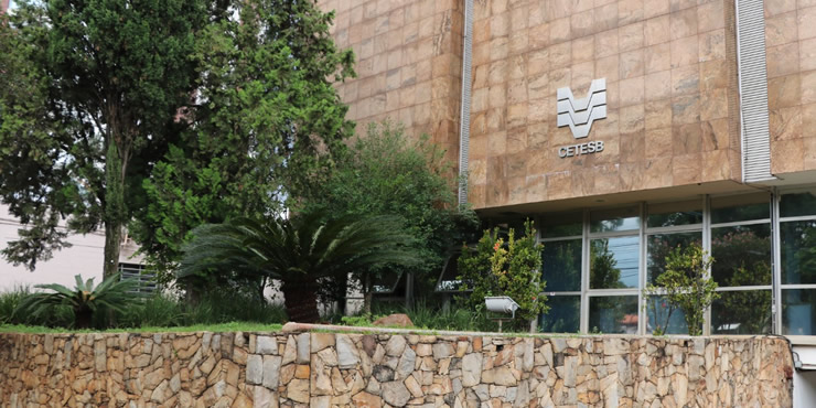 A Cetesb (Companhia Ambiental do Estado de São Paulo) monitora um vazamento de petróleo no terminal da Transpetro, subsidiária da Petrobras, em São Sebastião, no litoral norte