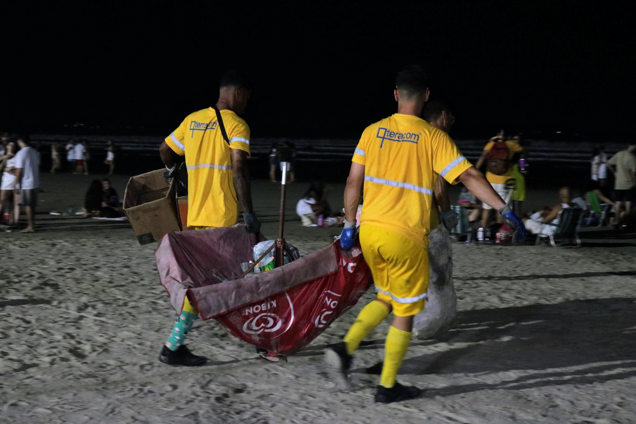 Entre 3h e 6h, praticamente um exército da faxina passou pelo local para retirar as marcas do réveillon