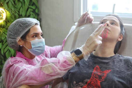 Dra. Erika Kugler (foto), cirurgiã dentista e pioneira na aplicação de ultrassom em procedimentos estéticos na Baixada Santista, explica que é importante respeitar os traços do rosto