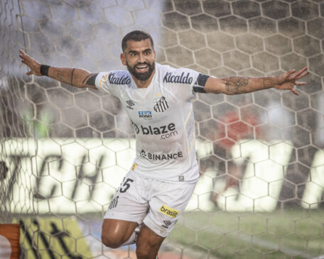 Rincón "adotou" a dupla de estrangeiros, que está agradando a diretoria e o treinador Fábio Carille. O capitão tem tido mais contato no dia a dia com os jogadores e os influencia positivamente