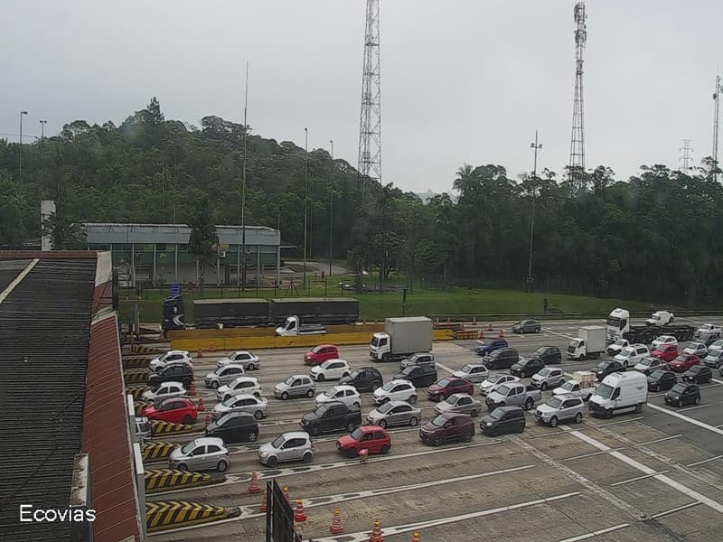 O corpo foi encontrado por motoristas que chegavam ao litoral de São Paulo