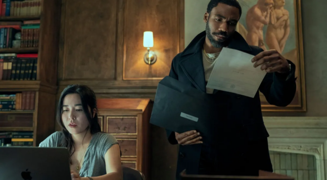 Donald Glover e Maya Erskine em cena da série