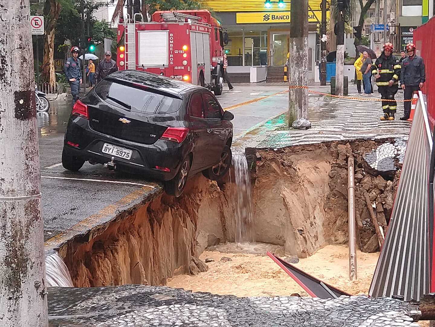 Tempestade atinge a Baixada Santista e faz cratera se abrir no Gonzaga