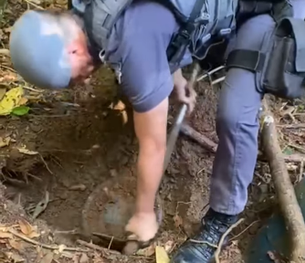 Foram encontrados pelos policiais oito tijolos de maconha e um 'Kit Roni'