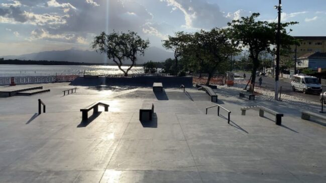 Formulada dentro de um conceito diferenciado, naquele espaço no Píer, com uma visão privilegiada, foi construída uma pista adequada para três esportes diferentes: skate, bike e patins