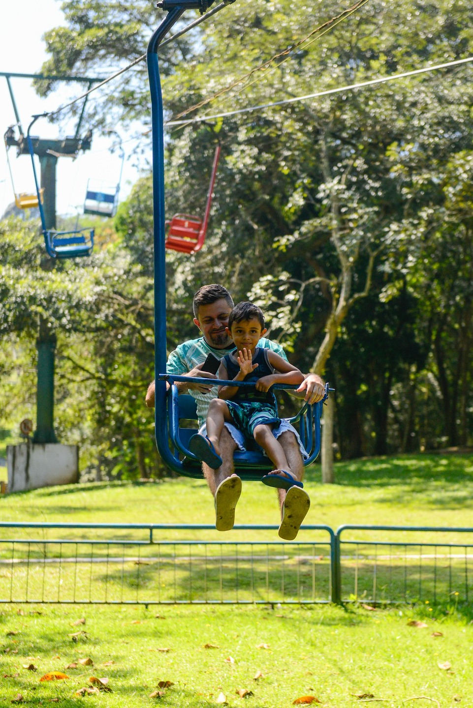 O Parque Natural Municipal do Estoril, um dos principais da cidade, possui - além de sombra, água fresca e o canto dos pássaros - teleférico, pedalinho, stand up paddle, caiaques, entre outras atrações
