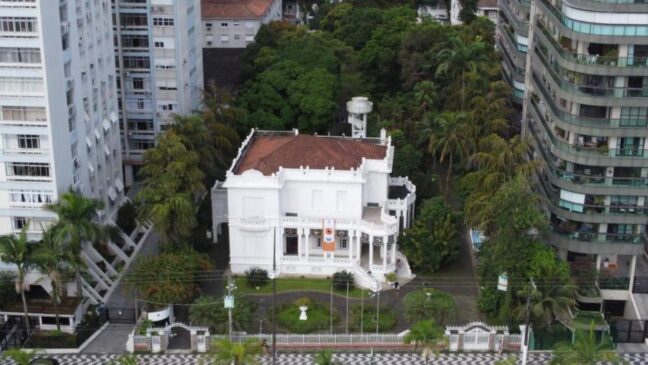 Um dos espaços culturais de lazer de Santos, tem em sua programação happy hour musical, cursos e eventos variados para crianças e adultos