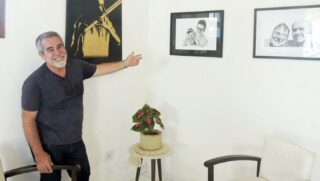 Artista autodidata, André Luiz faz pinturas e desenhos de rosto em preto e branco, utilizando a técnica do pontilhismo