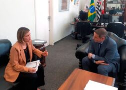Delegada Graciela durante encontro com Guilherme Derrite