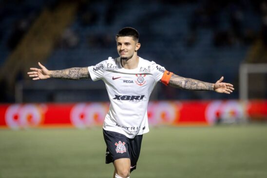 Lateral-direito Léo Maná