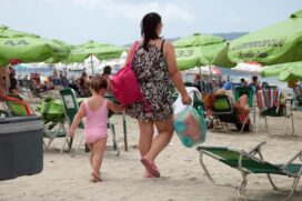 Responsáveis devem verificar o melhor horário de ida com as crianças para a praia, para evitar a exposição ao sol mais forte, que pode ocasionar insolação e noites de incômodo