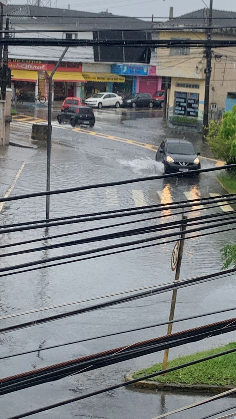 Bairro Cidade Anchieta, em Itanhaém: Defesa Civil emitiu outro alerta de que as pancadas fortes e intensas devem seguir durante toda a quinta-feira, inclusive a noite