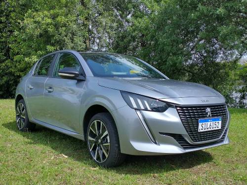 O peso de 1.102 quilos é um dos fatores que ajudam no desempenho do motor T200 no Peugeot 208