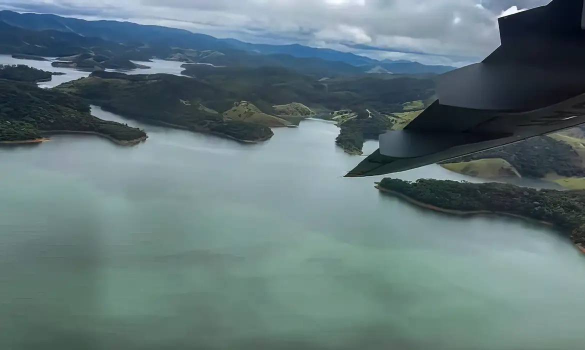 Para as buscas, a FAB utiliza a aeronave SC-105 Amazonas, do Segundo Esquadrão do Décimo Grupo de Aviação (2&ordm;/10&ordm; GAV) Esquadrão Pelicano, com 15 tripulantes a bordo