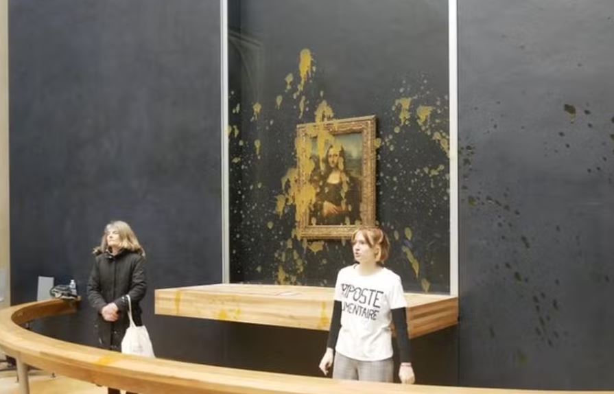 É pouco provável que a obra de Leonardo da Vinci tenha sofrido qualquer dano. Há mais de 50 anos, a Mona Lisa fica protegida sob um vidro transparente a prova de balas. 