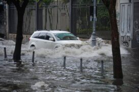 Dos 4.111 óbitos no Brasil no período --média de 1 a cada 3 dias-- por ocorrências de alagamentos, enxurradas, inundações, movimento de massa, tornado, vendavais, ciclones, chuvas intensas e granizo, 1.511 foram no Rio de Janeiro. 