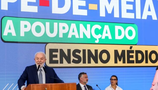 O presidente Luiz Inácio Lula reuniu a imprensa, na manhã desta sexta-feira (26), para detalhar o Programa Pé-de-Meia