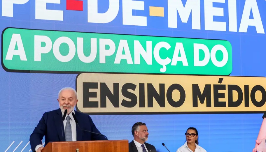 O presidente Luiz Inácio Lula reuniu a imprensa, na manhã desta sexta-feira (26), para detalhar o Programa Pé-de-Meia