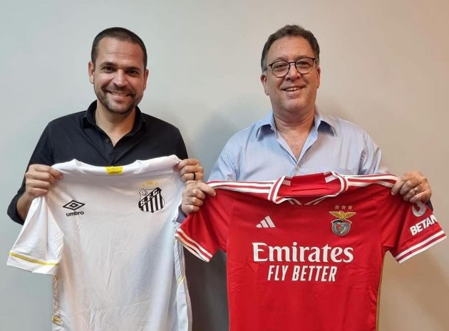 Diretor do Benfica ao lado do presidente do Santos, Marcelo Teixeira