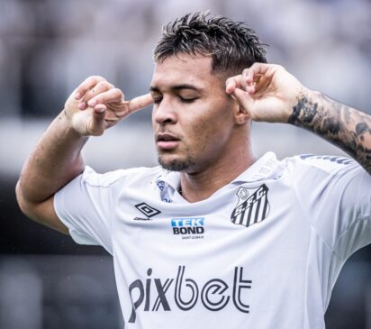 Pelo Santos, o jogador atuou em 168 jogos, com 54 gols e 11 assistências