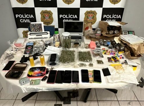 Ambos foram presos em flagrante por tráfico de drogas e associação para o tráfico de drogas