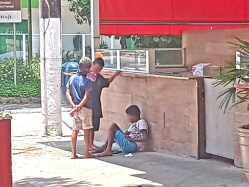 Principalmente na temporada, muitas crianças acabam trabalhando na orla de Guarujá