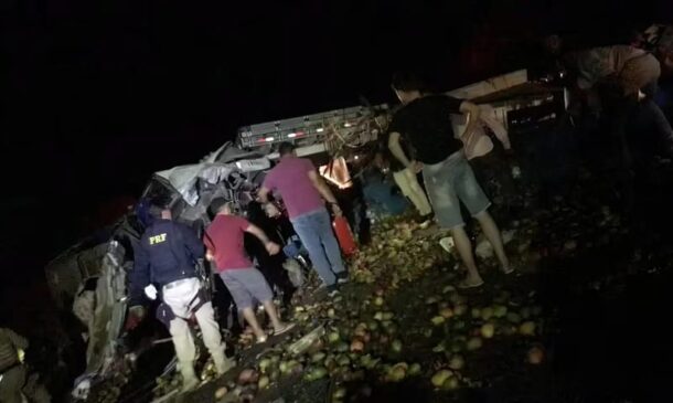 A Polícia Rodoviária Federal (PRF) disse que os feridos foram transferidos para a cidade de Feira de Santana