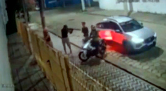 Eles levaram a moto do casal, suas carteiras e celulares