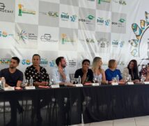 Prefeito, atores e autoridades durante a coletiva de imprensa