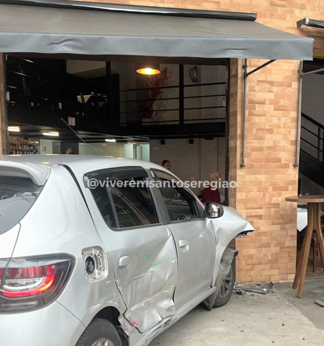 Segundo informações de quem estava no local, um veículo avançou no sinal vermelho e atingiu outro que passava pelo cruzamento