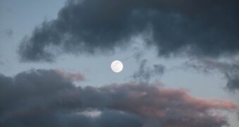 Fim de semana terá sol entre nuvens e chuvas moderadas na Baixada Santista