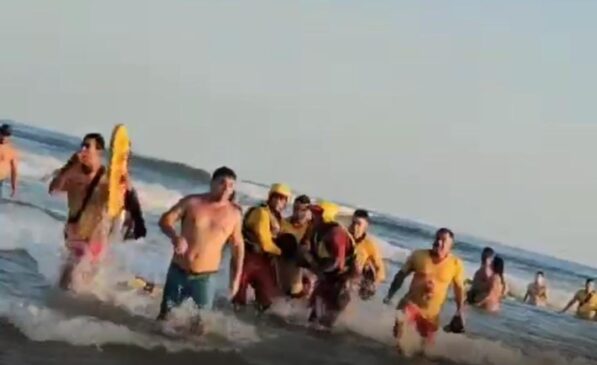 De acordo com o Corpo de Bombeiros, ele estava acompanhado da namorada e de um parente quando foram levados por uma forte correnteza