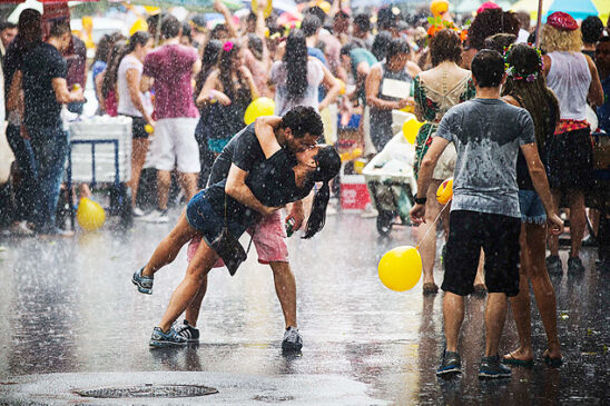 Antes de curtir o bloco de rua, confira a previsão do tempo para não ser pego desprevinido
