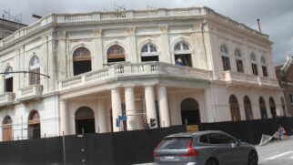 O prazo para entrega do Coliseu à população saltou dos 30 meses estabelecidos no contrato original para 115 meses até a entrega do Teatro de volta à Prefeitura