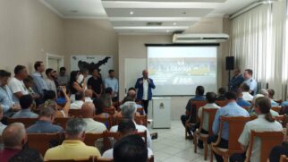 Adilson de Jesus durante cerimônia de assinatura da Ordem de Serviço