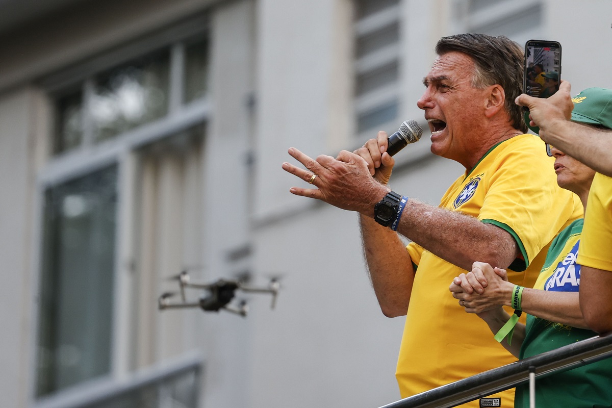 Jair Bolsonaro durante fala em ato na Avenida Paulista na tarde deste domingo (25)