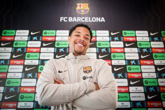 O jogador mais caro da janela foi Vitor Roque, que saiu do Athletico-PR para o Barcelona por 26,4 milhões de libras esterlinas -cerca de R3 mi- incluindo metas futuras