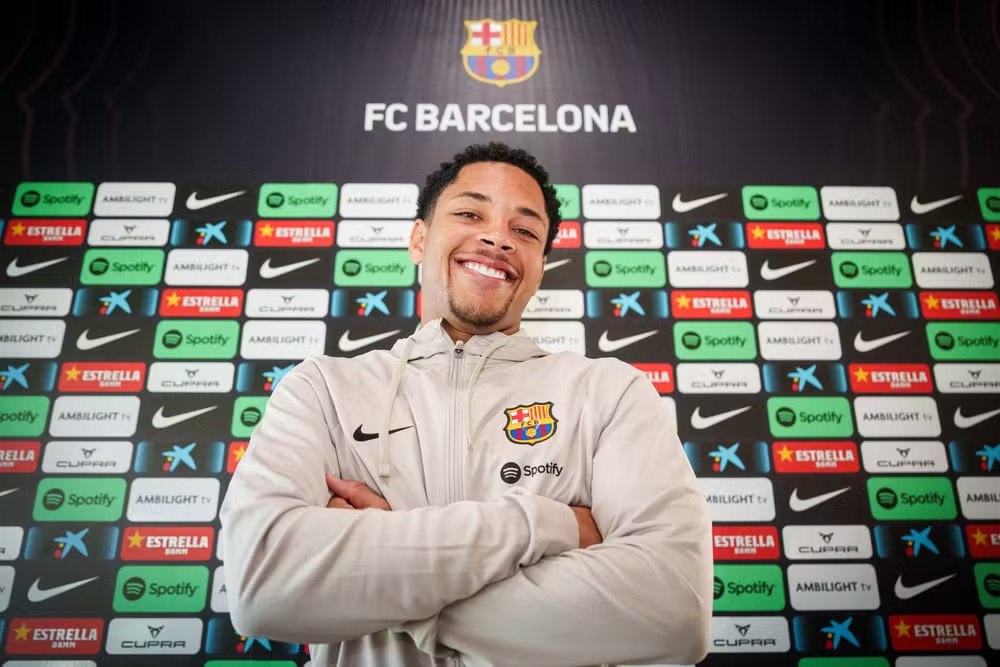 O jogador mais caro da janela foi Vitor Roque, que saiu do Athletico-PR para o Barcelona por 26,4 milhões de libras esterlinas -cerca de R$163 mi- incluindo metas futuras