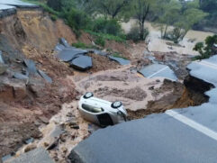 Logo após a pista ter rachado, profissionais do Departamento Nacional de Infraestrutura de Transportes (DNIT) e da Polícia Rodoviária Federal (PRF) chegaram ao local