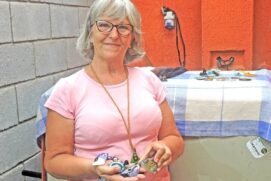 Colares com lenços e pingente, brincos e anéis são as peças mais vendidas pela artesã Cristie