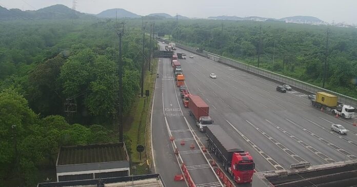 A Anchieta, sentido litoral, devido ao congestionamento na Cônego, está com trânsito lento do 44 ao km 55